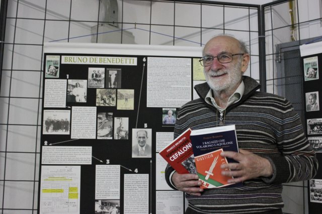 franco debenedetti teglio con i libri offerti in omaggio dal comune. foto di franco brunetta_1200x800